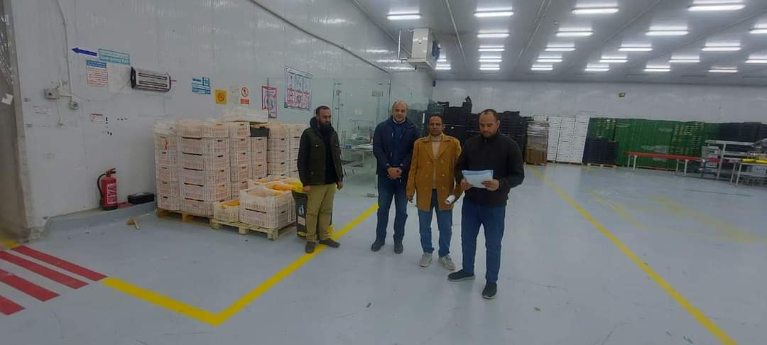 ضبط ٣٦٧٦١٠ كجم ٣٦٧طن و٦١٠ كجم مركزات عصير فواكه مجهولة المصدر 