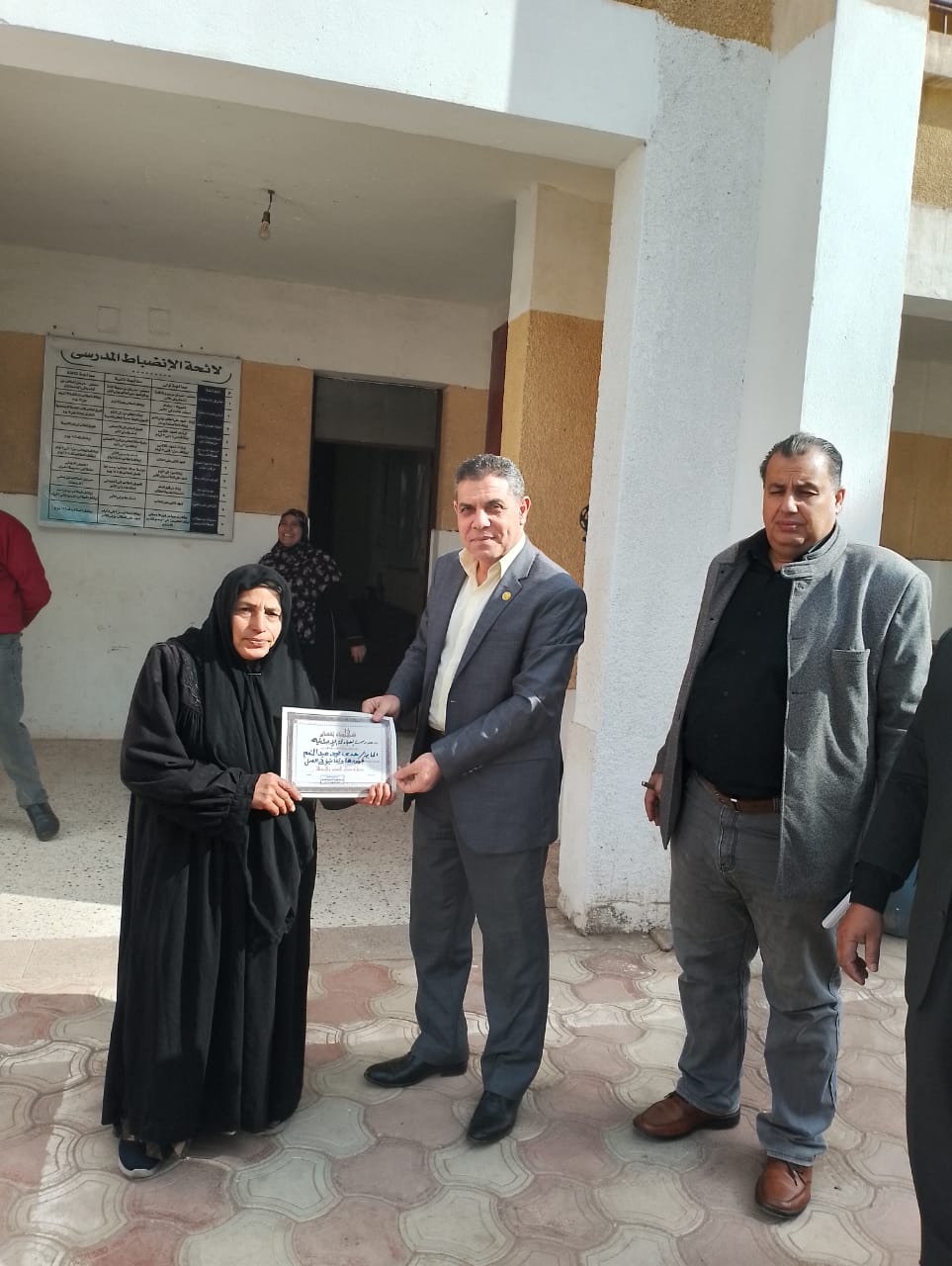 وكيل مديرية التربية والتعليم بالقليوبية يكرم عاملة لتفانيها وإخلاصها في العمل 