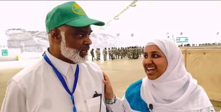 أبٌ يُهدي ابنته "رحلة حج بيت الله" تقديرًا لتفوقها الدراسي في المرحلة الثانوية