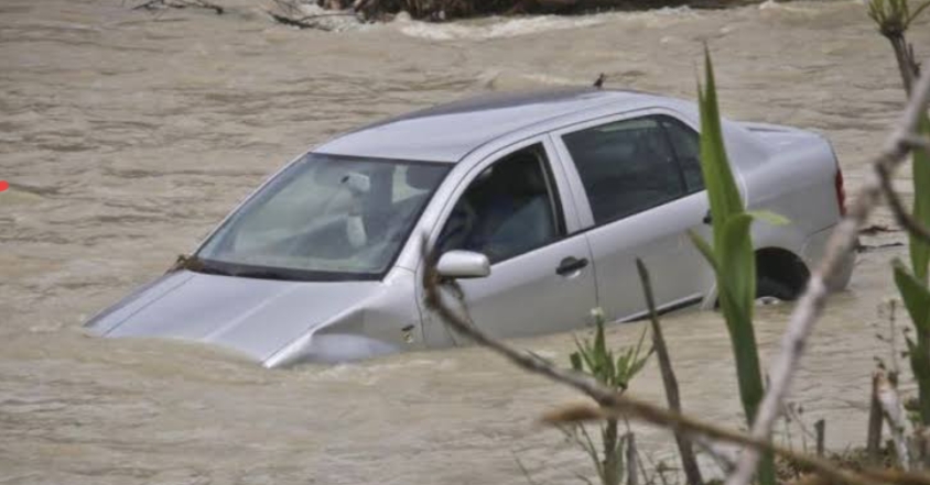 مصرع مهندس وإصابة 3 آخرين في انجراف سيارة بسبب سيول مرسى علم