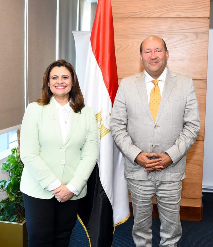 وزيرة الهجرة تستقبل السفير هشام بدر لبحث إشراك المصريين بالخارج في المبادرة الوطنية للمشروعات الخضراء الذكية