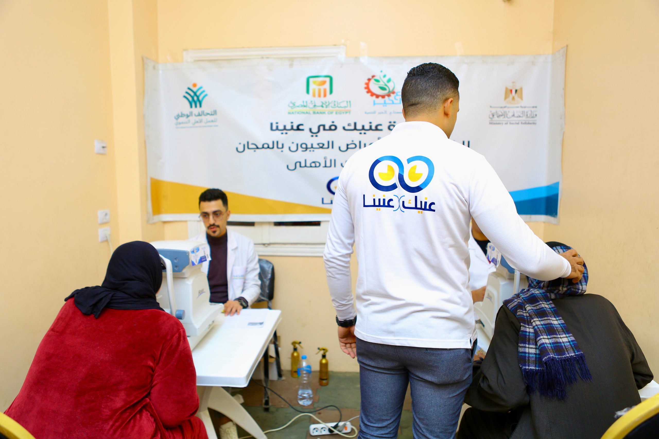 الكشف على ٤٢٠ مواطن من مرضى العيون بمبادرة "عنيك فى عنينا "بدمنهور 