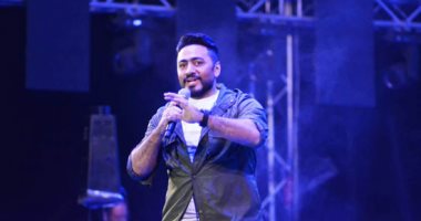 بالطاقة ديه أنت معايا فى كل فرح.. رسالة تامر حسنى لأحد المدعوين بحفل زفاف