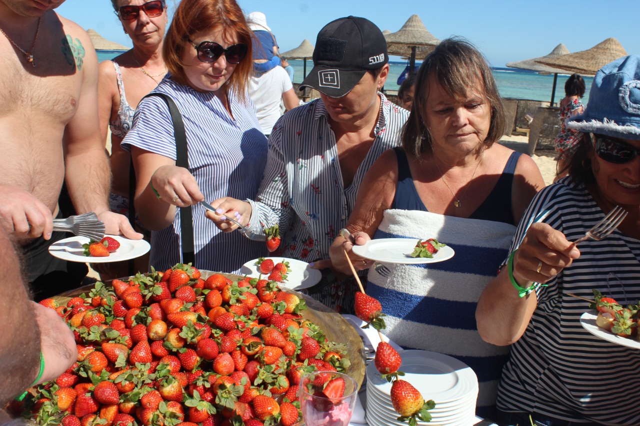 سياح مرسى علم يواجهون موجة البرد بمهرجان فواكه على شاطئ البحر 