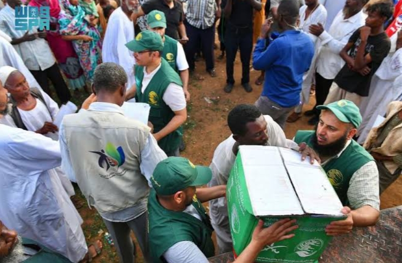 فريق مركز الملك سلمان الإغاثي بالسودان يواصل عمليات توصيل المساعدات للمتضررين بالتعاون مع الهلال الأحمر
