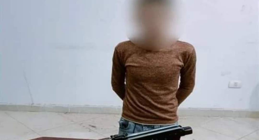 القبض علي شاب عقب ظهوره على الفيس ومعه بندقية آلية بسوهاج