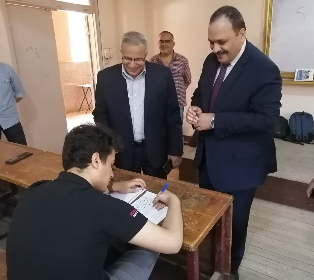 نائب رئيس جامعة بنها لشئون التعليم والطلاب يتفقد سير الامتحانات بكليتي الآداب والعلوم
