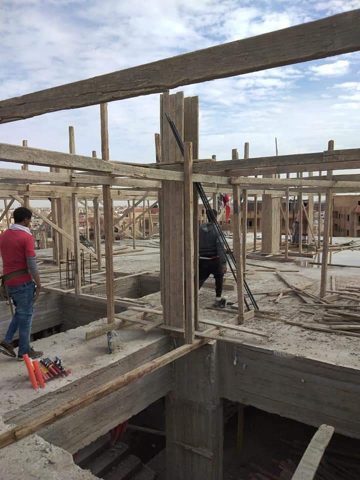 بالصور: جهاز مدينة الشروق يُوقف مخالفة بناء في مهدها ويتحفظ على المواد المستخدمة