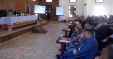 محافظ الوادى الجديد يعقد مؤتمرا مع أهالى الداخلة وبلاط