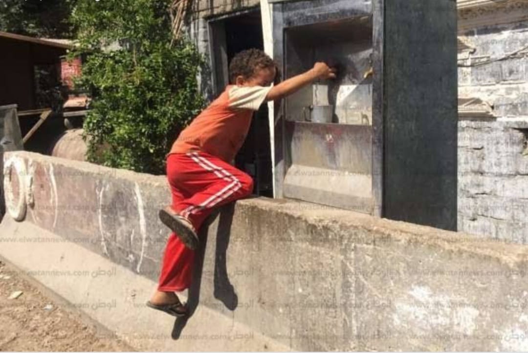 مصرع طالب صعقا بالكهرباء أثناء شرب المياه بسوهاج