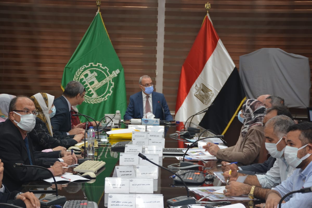 محافظ القليوبية يعقد إجتماعا لمناقشة تحديث الأحوزة العمرانية لعدد 4 وحدات محلية بكفر شكر ومركز قليوب