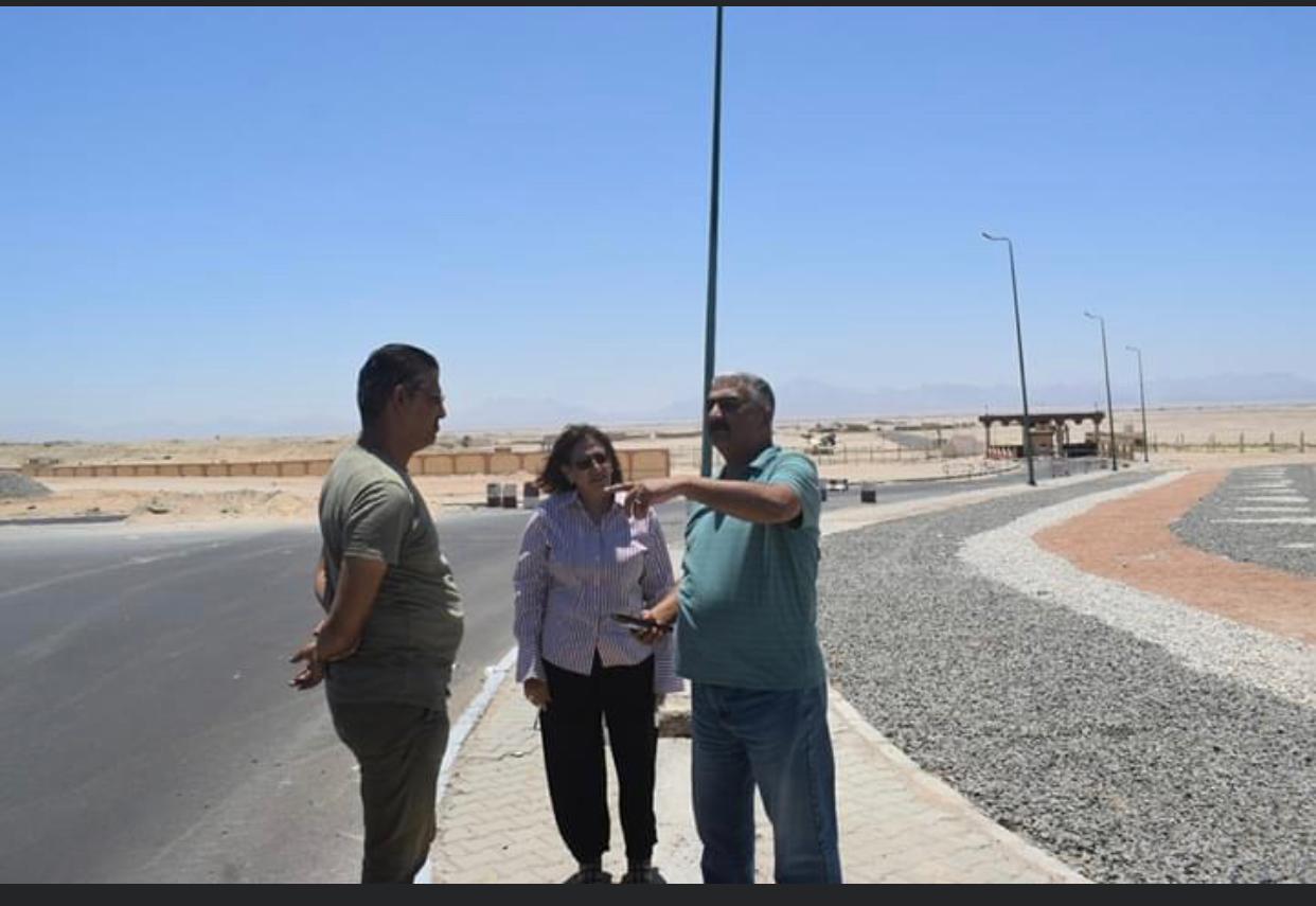 استمرار أعمال رفع الكفاءة والتطوير بالجزيرة الوسطي بطريق المطار بالغردقة 