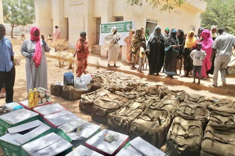 مركز الملك سلمان للإغاثة يوزع مساعدات إغاثية وغذائية للأسر في ولايات السودان