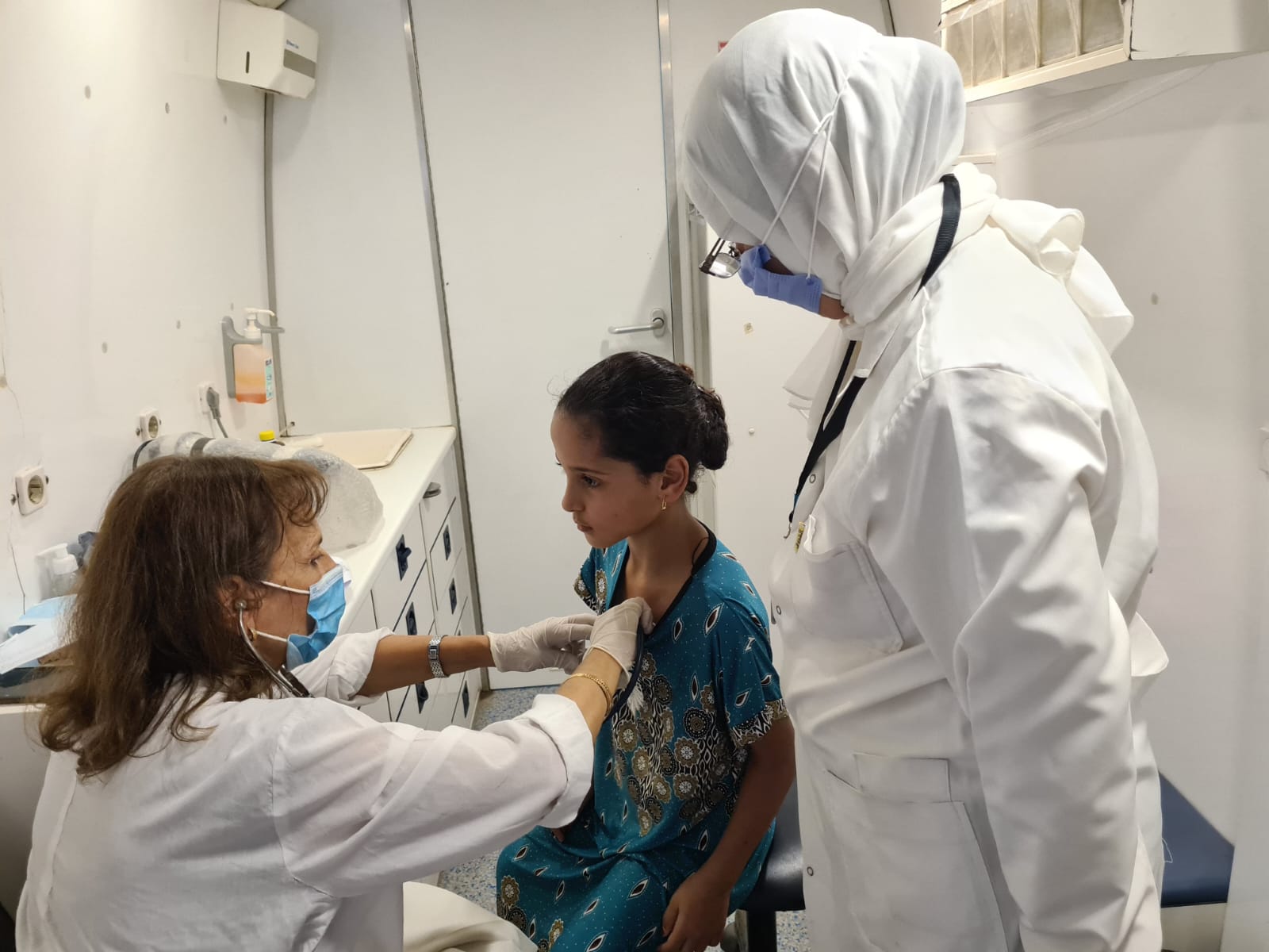 بالصور...الكشف على 1450 مواطن  خلال قافلة طبية مجانية بالبحيرة 