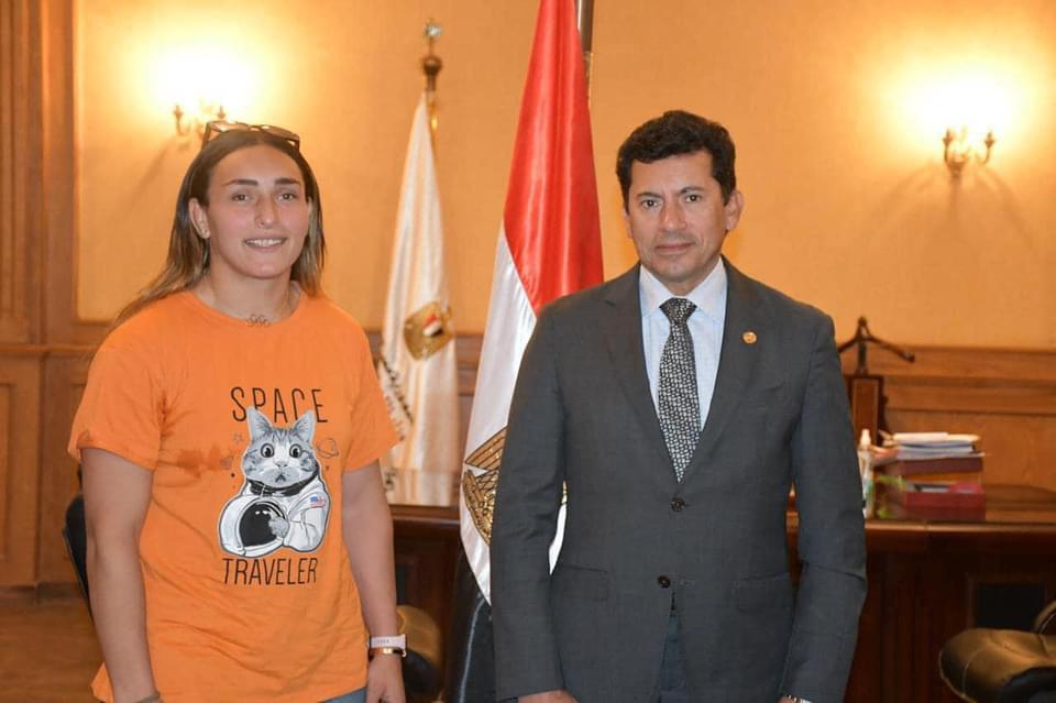 وزير الرياضة يبحث استعدادات اللاعبة "سمر حمزة" للبطولات المقبلة