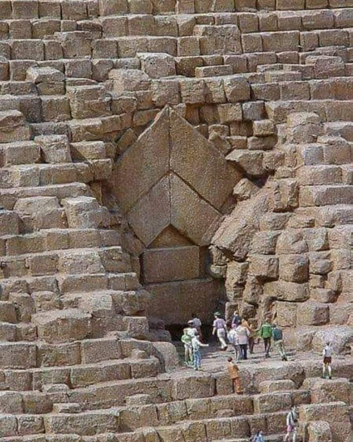 حكاية غريبة من داخل الهرم الأكبر