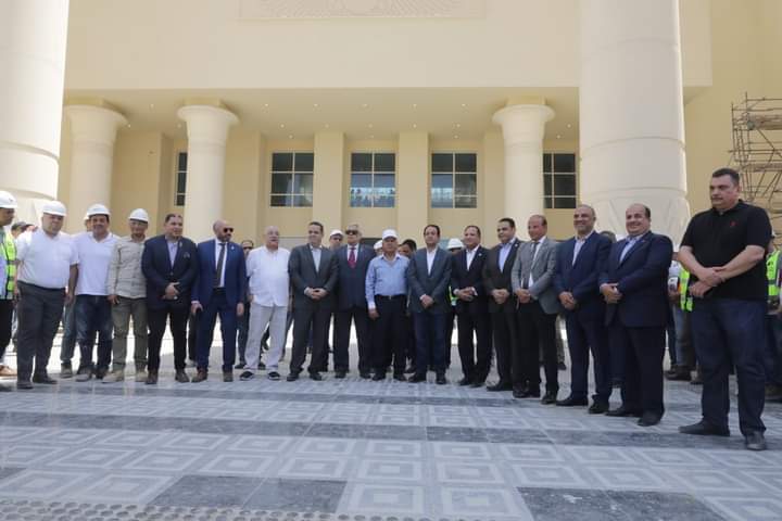 وزير النقل ووفد برلمانى من مجلسي النواب والشيوخ برئاسة رئيس لجنة النقل والمواصلات بمجلس النواب في جولة تفقدية بمحطة سكك حديد صعيد مصر لمتابعة جاهزية المحطة للافتتاح الرئاسى خلال الفترة القادمة