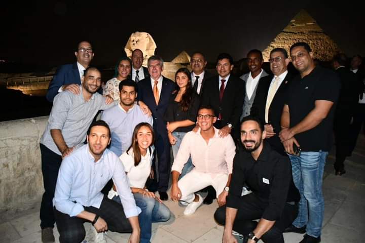عقب إستقباله بمطار القاهرة  وزير الرياضة يصطحب رئيس الأولمبية الدولية في جولة سياحية بمنطقة الأهرامات*