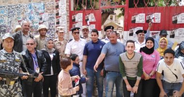 احتفالات الشباب أمام لجان المرج فى اليوم الأخير للاستفتاء على الدستور