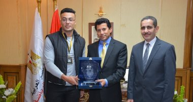 وزير الشباب والرياضة يكرم بطل العالم فى القوة البدنية