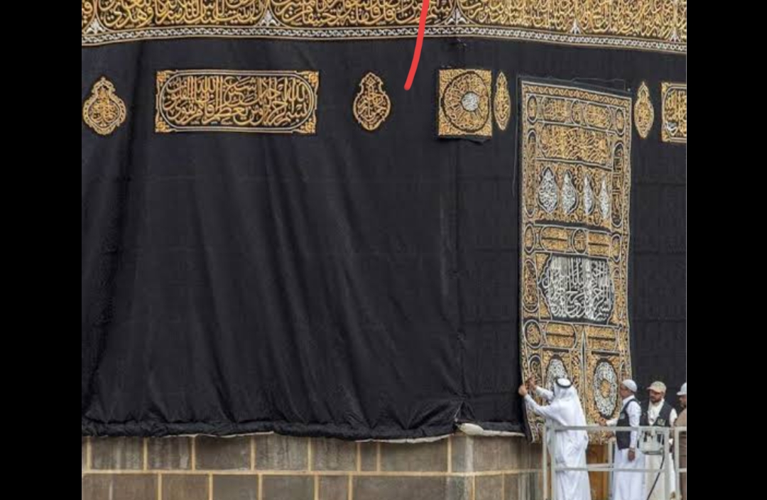 صيانة كسوة الكعبة المشرفة استعدادًا لشهر رمضان المبارك