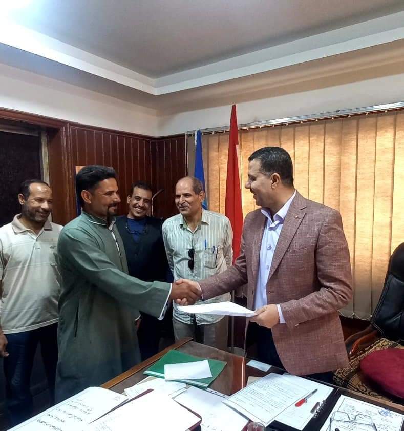 البحيرة... تسليم عقود تقنين أوضاع أراضي أملاك الدولة للمواطنين بكوم حماده 