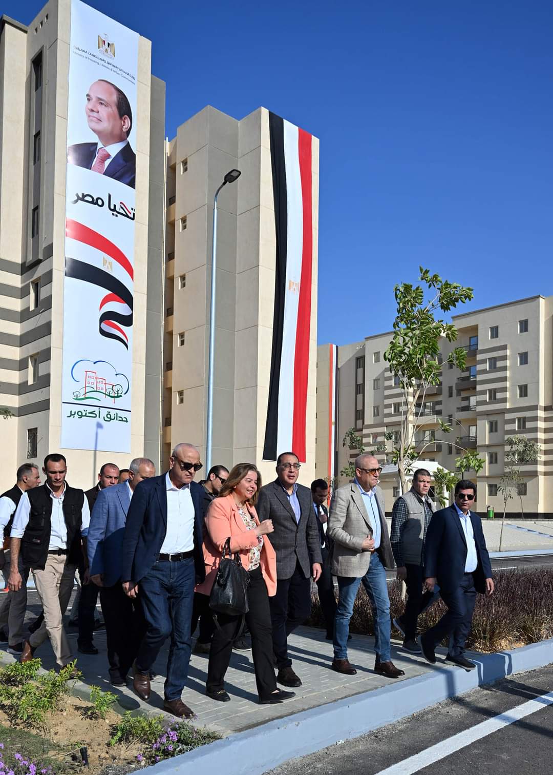 رئيس الوزراء يتفقد ويسلم وحدات المبادرة الرئاسية "سكن لكل المصريين" بمدينة حدائق أكتوبر
