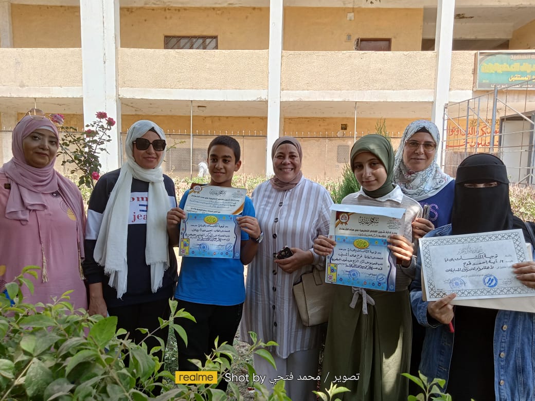 بالصور:  "وكيل وزارة القليوبية" يهنئ توجيه المكتبات لانجازاتهم وفوزهم بمراكز مختلفة علي مستوى الجمهورية