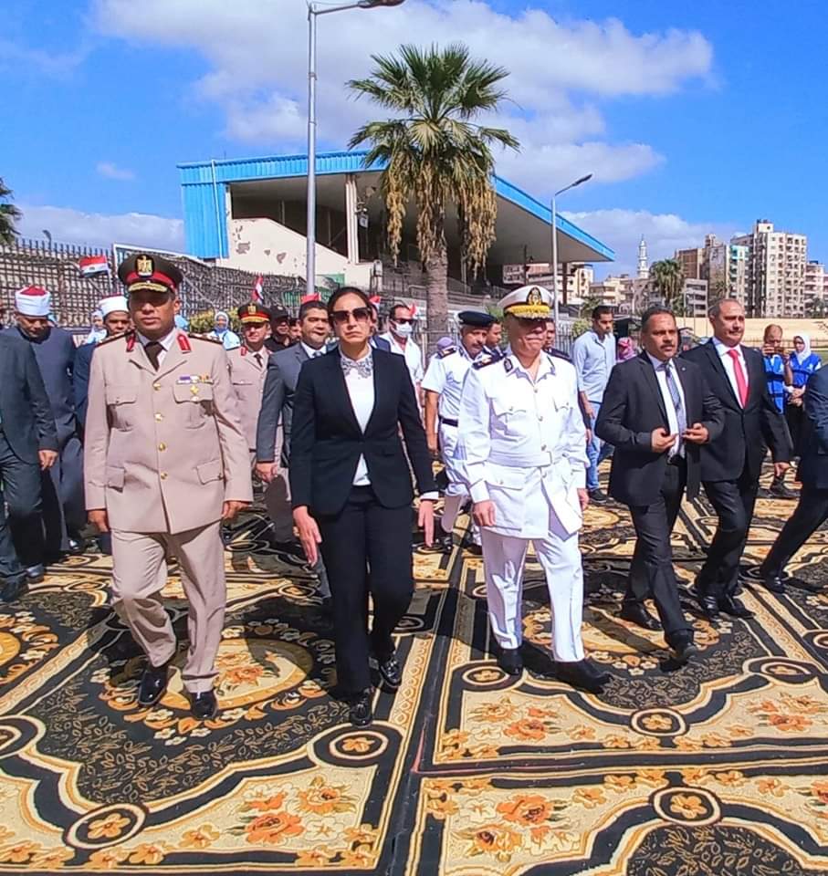 نائب محافظ البحيرة ومدير الأمن وممثل قائد المنطقة الشمالية العسكرية يقومون بوضع إكليلاً من الزهور على النصب التذكاري للجندي المجهول.