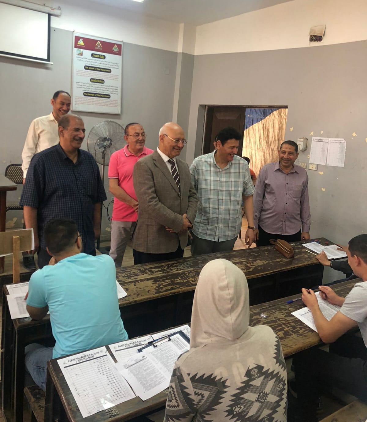 فى جولة موسعة : نائب رئيس جامعة بنها لشئون الدراسات العليا والبحوث يتفقد الامتحانات بـ 4 كليات