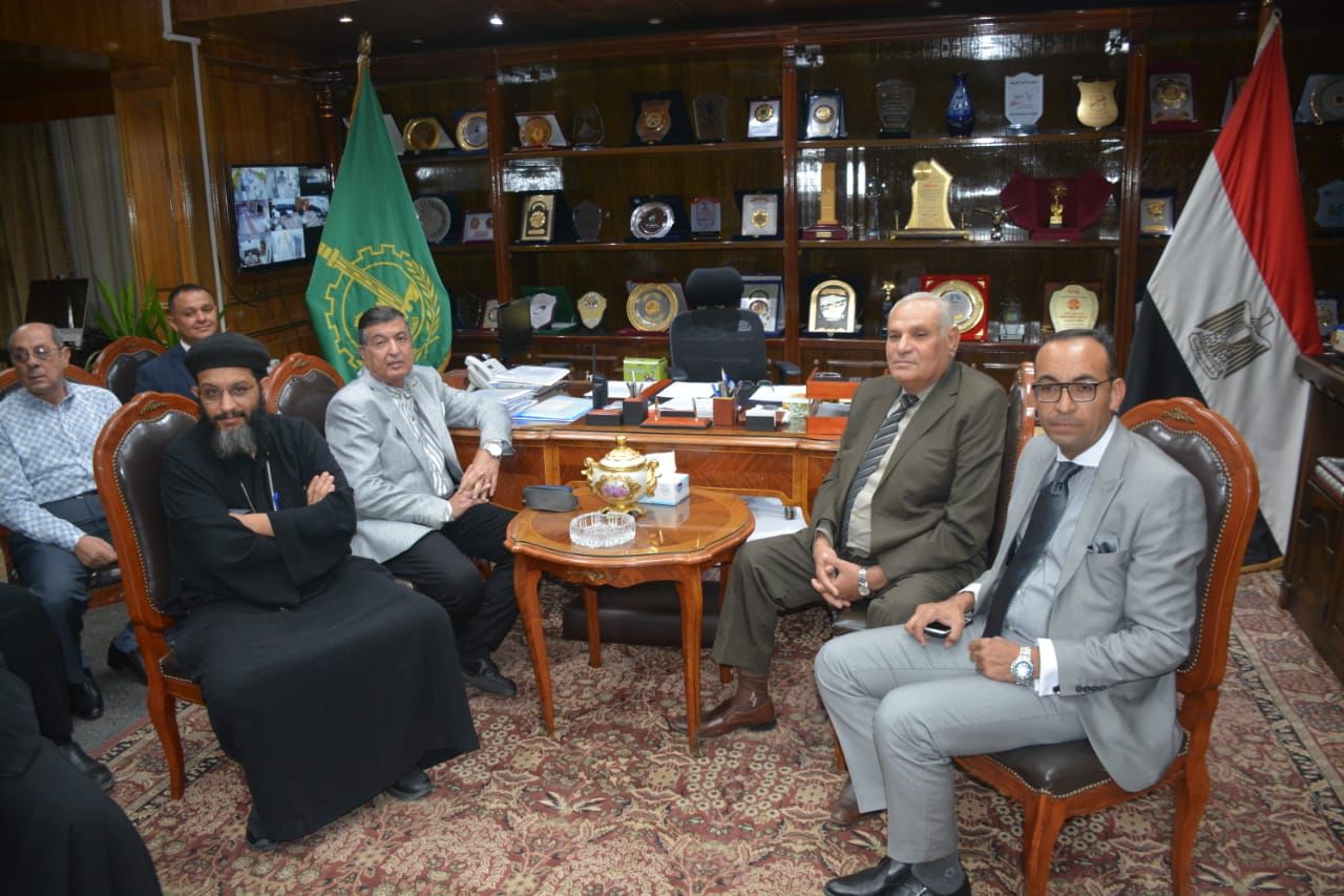 محافظ القليوبية يستقبل وفدا من كنائس المحافظة للتهنئة بمناسبة عيد الاضحي المبارك