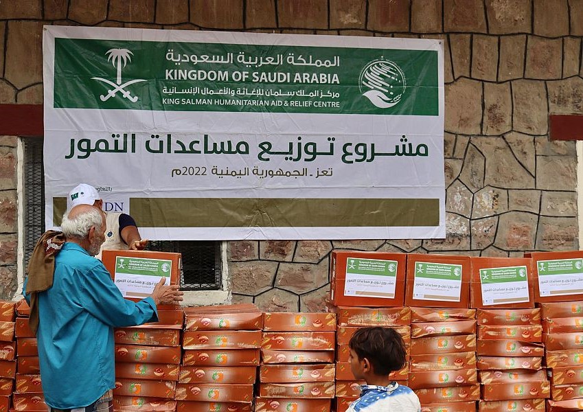 سلمان للإغاثة يسلم أطنان من التمور هدية المملكة لعدد من دول العالم