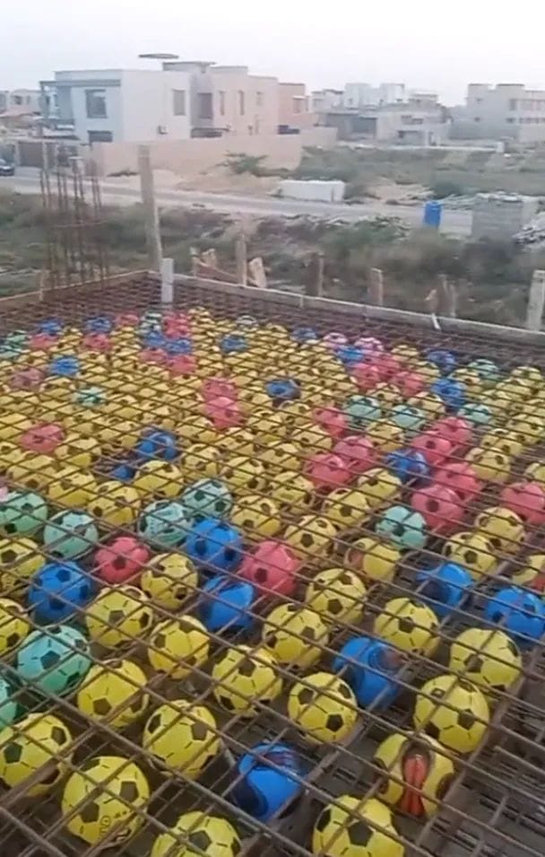 وضع كرات بلاستيكية على سقف أحد المنازل أثناء عملية الصب والبناء يثير الجدل بين المستخدمين في السعودية 