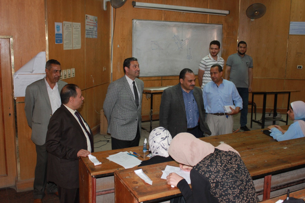 نائب رئيس جامعة بنها لشئون التعليم والطلاب يتفقد سير الامتحانات بكلية الهندسة بشبرا 