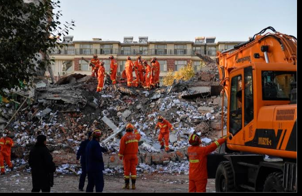 انهيار سور شركة تحت الإنشاء أودى بحياة ٤ أشخاص وإصابة اخر