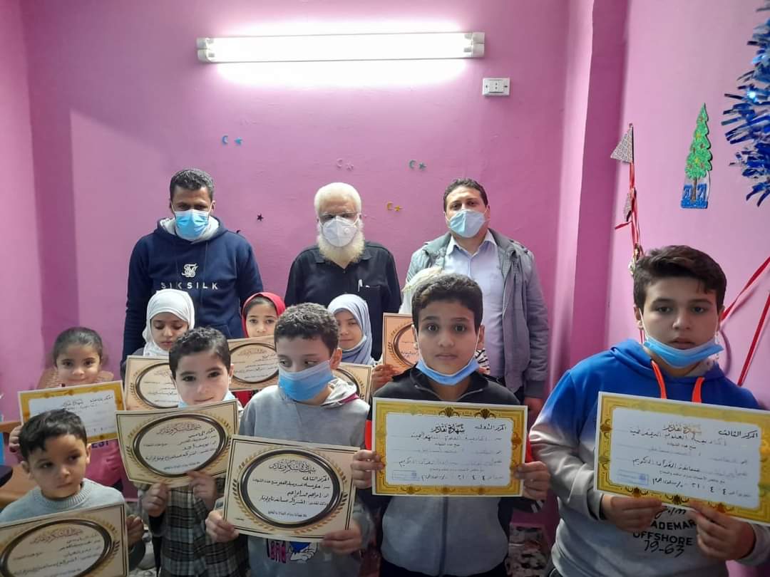 معلم دراسات اجتماعيةينظم مسابقة في القرآن الكريم لأطفال حدائق القبة