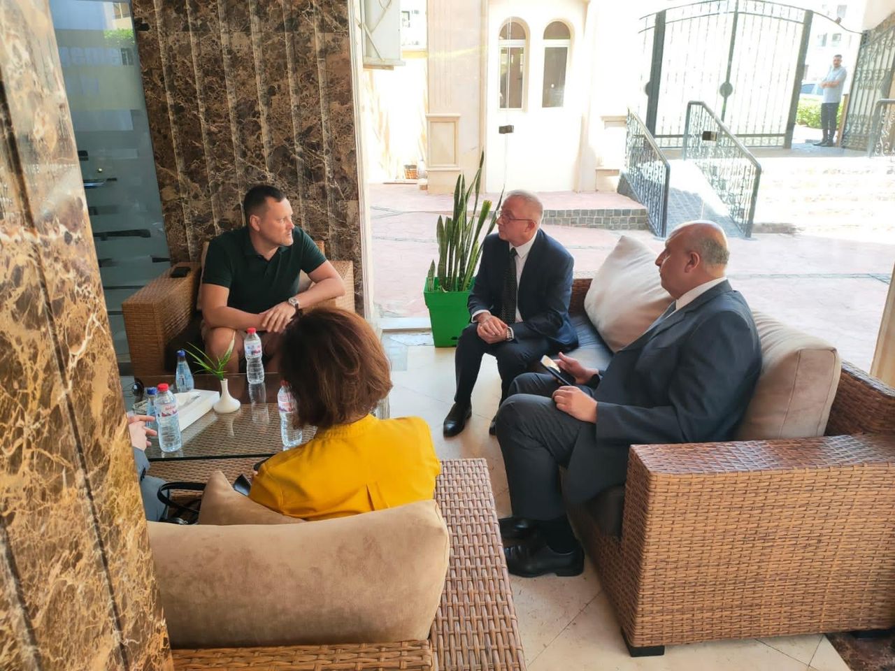 سكرتير عام المحافظة يقدم واجب العزاء لوالد الشاب الروسي 