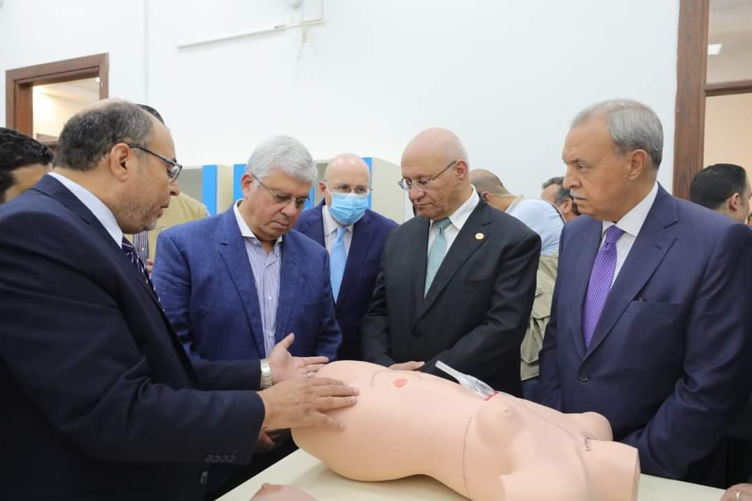خلال زيارته  لجامعة بنها وزير التعليم العالي يفتتح مركز المهارات والمحاكاة الطبية بالجامعة