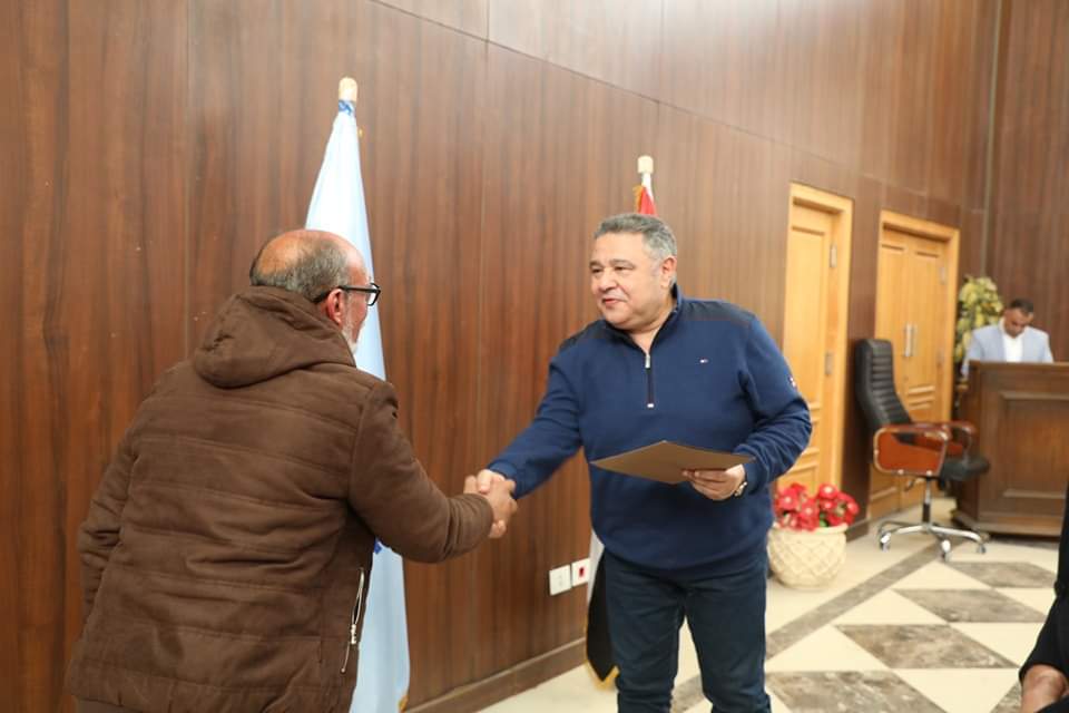 محافظ البحر الأحمر يسلم عقود 93 ورشة بمدينة الحرفيين بالغردقة