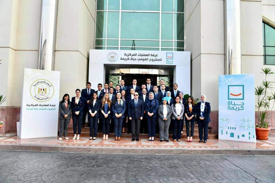 " الرئيس السيسي يلتقي بمجموعة من خريجي البرنامج الرئاسي لتأهيل الشباب".