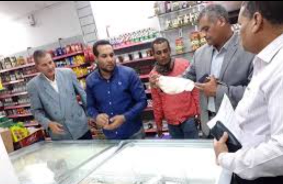 حملات تموينية مكبرة على الأسواق بسوهاج وتحرير 45 محضر مخالفات تموينية