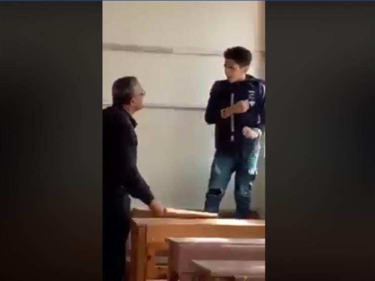 التعليم تستبعد معلم اعتدي على طالب وبصق في وجهه في الإسكندرية