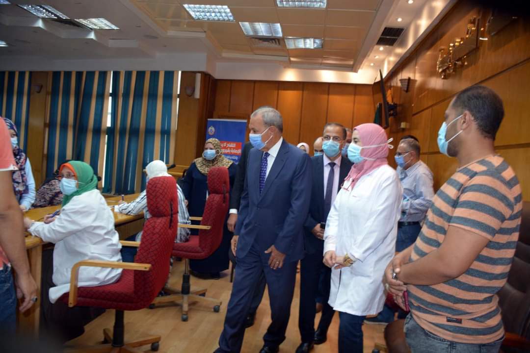 محافظ القليوبية يتابع تطعيم الموظفين والعاملين بديوان عام المحافظة بلقاح فيروس كورونا