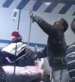 "فيديو".. تطوير مستشفى بنها في وجود المرضى ونشطاء "المفروض يرموا الناس علشان يبيضوا"