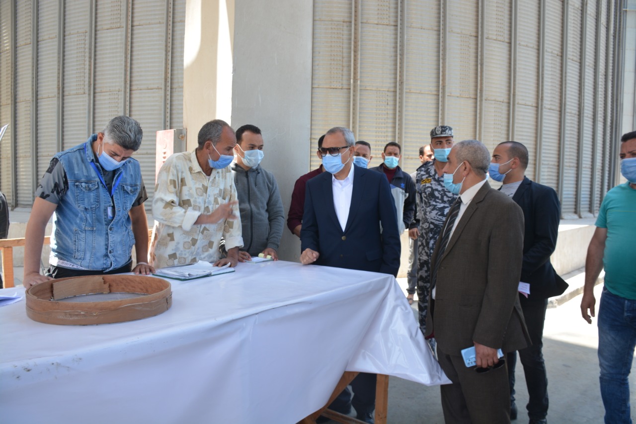 صور: محافظ القليوبية يفتتح موسم القمح بإحدى الحقول الاسترشادية وتفقد أحد الصوامع بمنشأة بنها