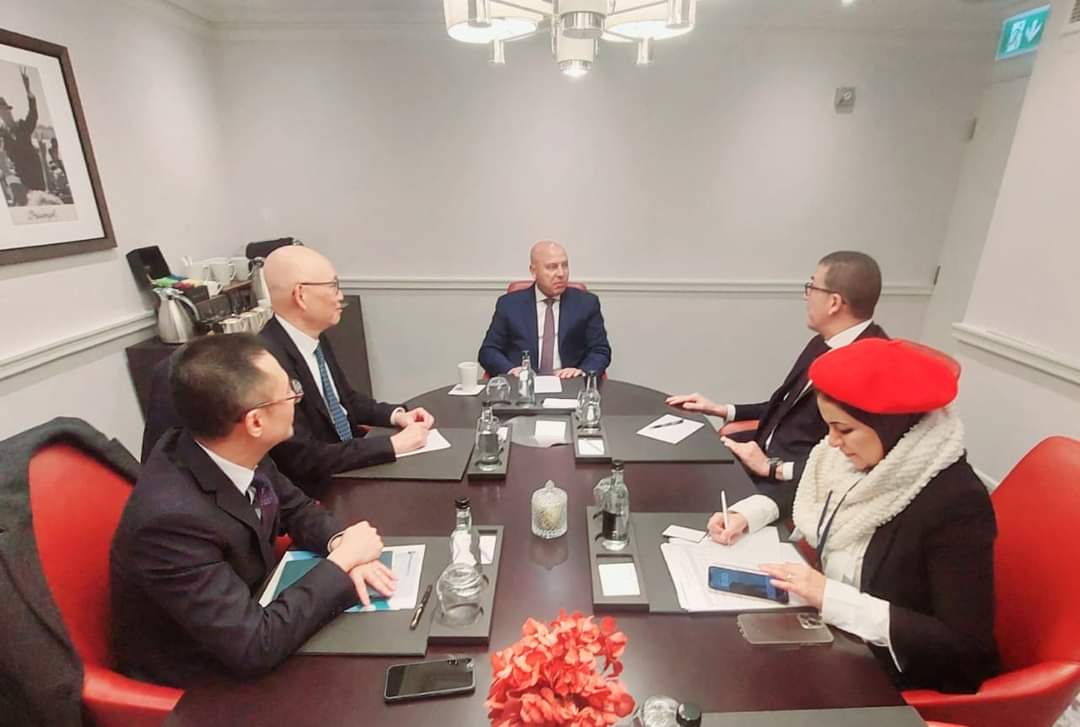 وزير النقل يلتقي رئيس شركة هاتشيسون العالمية لبحث تدعيم التعاون المشترك في مجال النقل البحري 