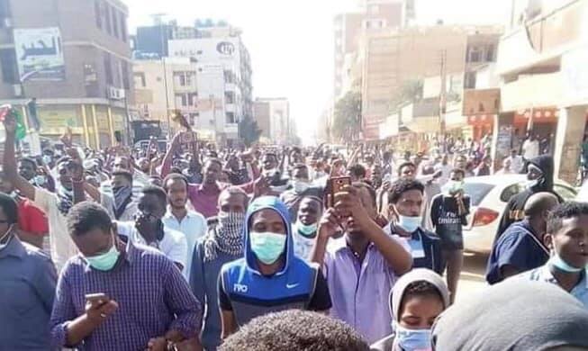 تظاهرات بالخرطوم ووفاة امرأة سودانية جراء تعرضها لغاز مسيل للدموع