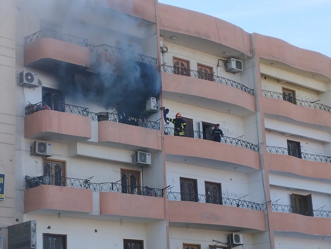 إصابة أحد رجال الحماية المدنية باختناق خلال إطفاء حريق بشقة سكنية فى الغردقة