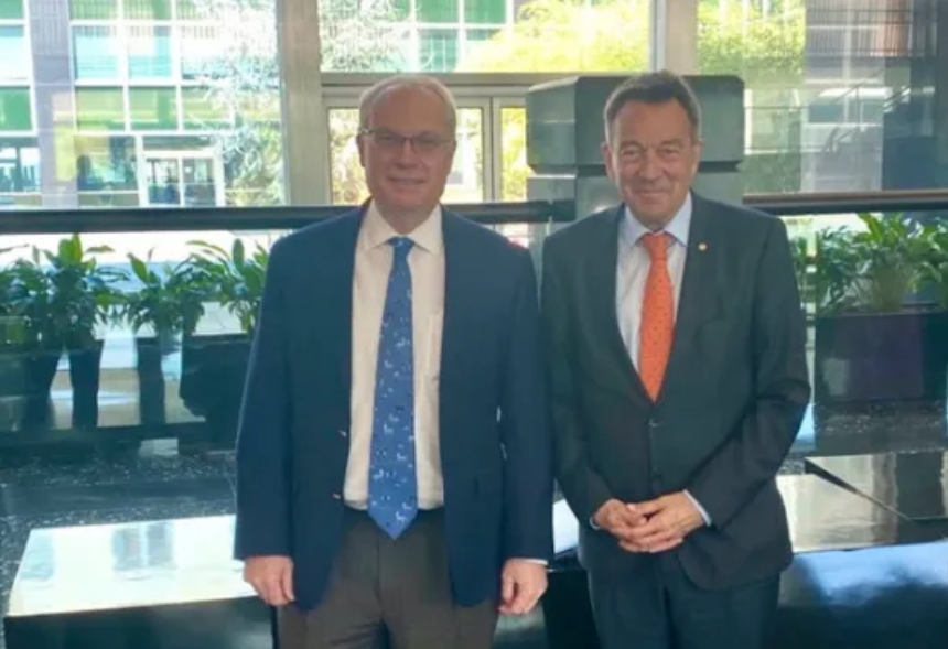 المبعوث الأمريكي ورئيس الصليب الأحمر يناقشان زيادة المساعدات لليمن