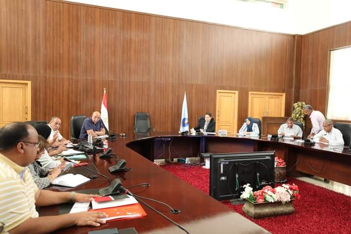 سكرتير عام البحر الأحمر يستعرض موقف اللجنة العليا للتنازلات بمدن البحر الأحمر